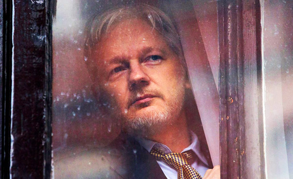 Julian Assange bak gardinet