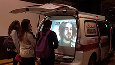 Visning av filmen Ambulance utendørs